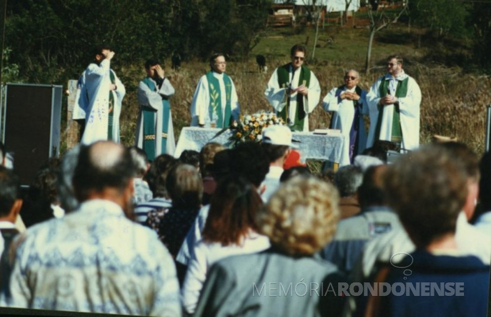 || Celebrantes da missa campal de inauguração do busto do padre Antonio Patuí, em final de filho de 1996.
Da direita à esquerda: 1°- não identificado, 2°- Pe. Hugo Rohden, 3°- Pe. Raulino Cavaglieri, 4°- Pe. Anuar Battisti, 5°- Pe. Odilo Rochenbach, e 6°- Pe. Irineu Scherer.
Imagem: Acervo e legenda Museu Histórico Willy Barth - Doação da Secretaria Municipal da Cultura e do Esporte de Toledo em 1996 e registrado por Clóvis Turatti em 1998. - FOTO 13 -