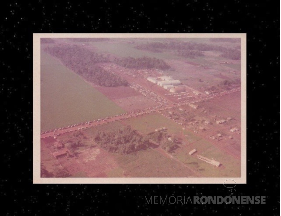 || Vista aérea da festa do município de Marechal Cândido Rondon junto a Copagril, em julho de 1971.
Imagem: Acervo Projeto Memória Rondonense - Oeste Paranaense - FOTO 12 -