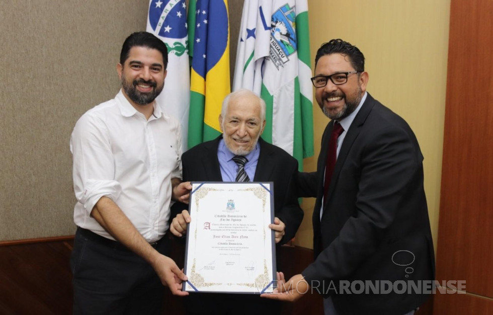 || Psiquiatra José Elias Aiex Neto recebendo o título de Cidadão Honorário de Foz do Iguaçu das mãos do vereador Adnan El Saued (e), proponente da honraria, e do vereador João Morales, presidente da Câmara Municipal.
Imagem: Acervo CRMPR - FOTO 31 -