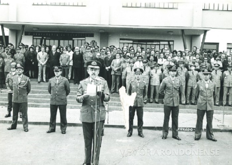 || General Jofre Sampaio em sua alocução na instalação do 2º Grupamento de Fronteiras, na cidade de Cascavel (PR), em agosto de 1973.
Imagem Acervo do historiador cascavelense Alceu Sperança - FOTO 4 -