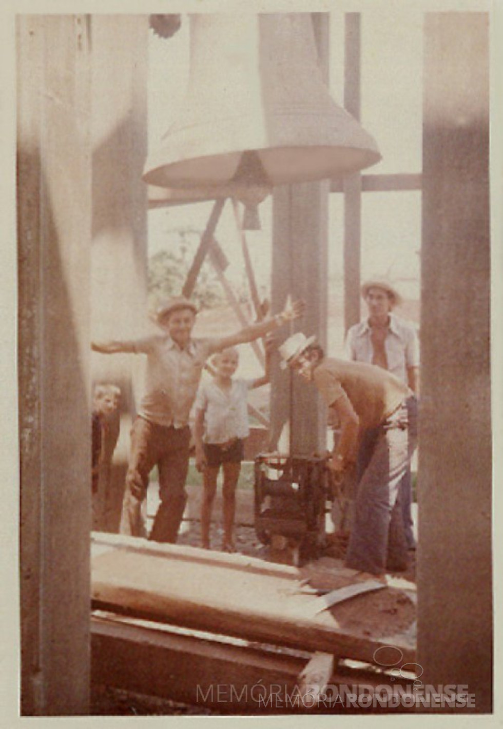|| Içamento de um dos sinos no novo campanário da Igreja Evangélica Martin Luther, em agosto de 1969.
Imagem: Acervo da famílias rondonenses Nied e Seyboth - FOTO 1 -