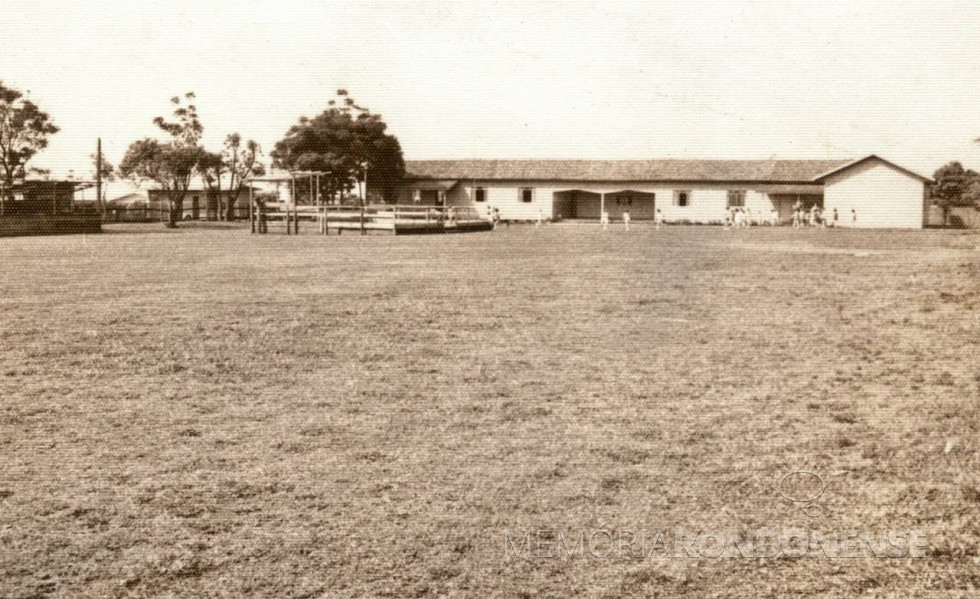 || Escola Sagrada Família, da cidade de Cascavel (PR), fundada em janeiro de 1966, em foto de Xico Tebaldi de 1971.
Imagem: Acervo