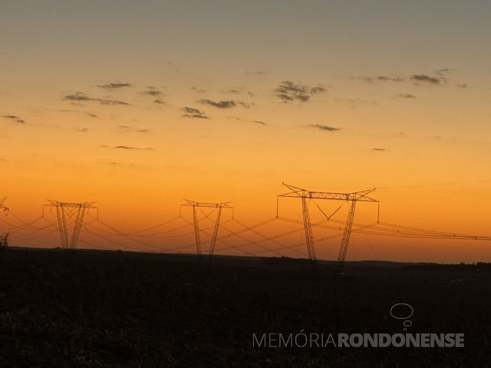 || Entardecer na região da cidade de Cascavel (PR), em 17 de agosto de 2025.
Imagem: Acervo e crédito de Ailton Santos / Tarobá Cascavel / Facebook - FOTO 38 --