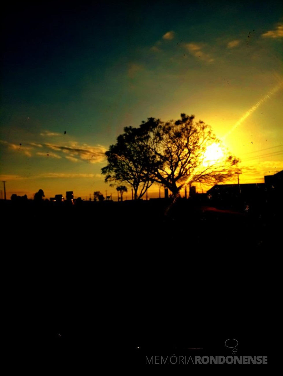 | Pôr do sol na região da cidade de Cascavel (PR), em 20 de agosto de 2025.
Imagem: Acervo e crédito de Ailton Santos / Tarobá Cascavel / Facebook - FOTO 18 -