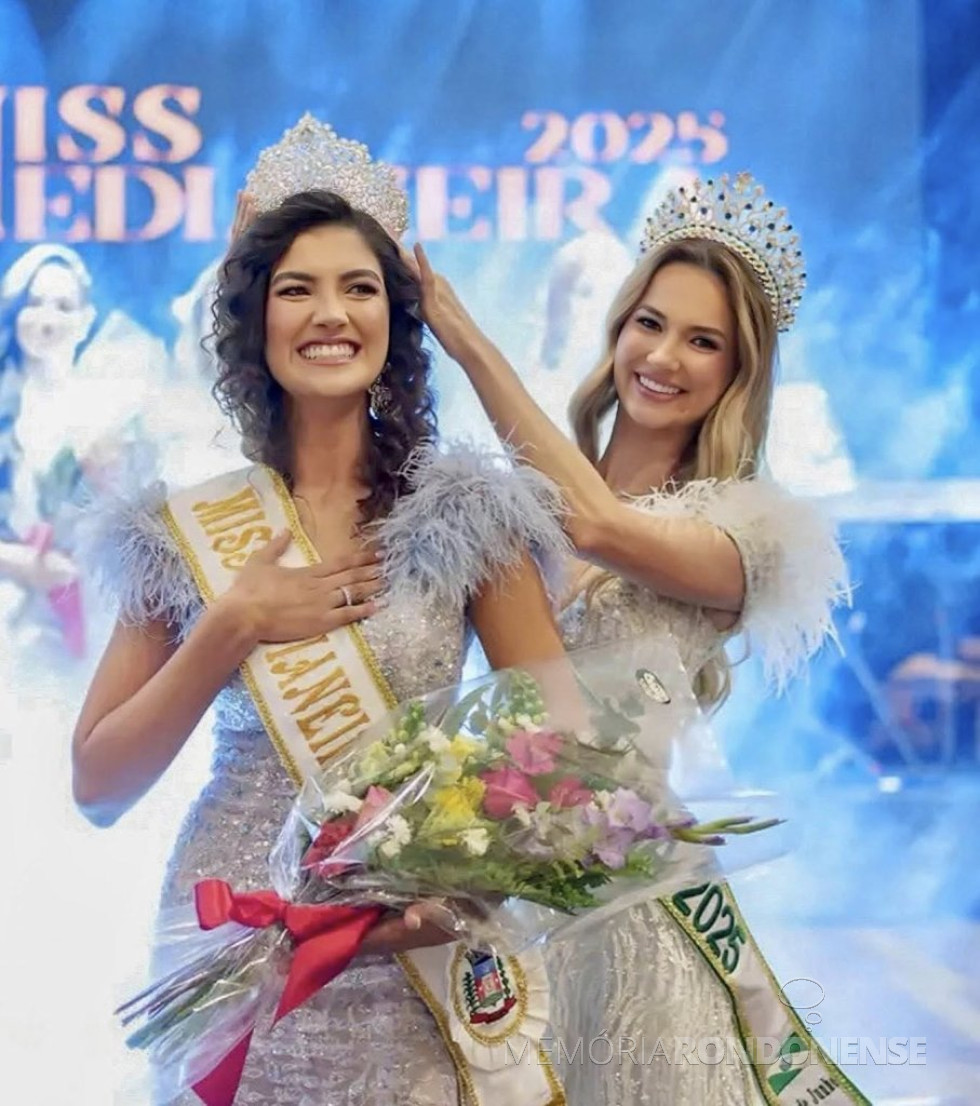 || Vanessa Morgana Bohn Soares recebendo a coroa de Miss Medianeira 2025 de sua antecessora e atual Miss Paraná 2025, Bruna Amanda Seitz.
Imagem: Acervo Miss Paraná Oficial - FOTO 22 -