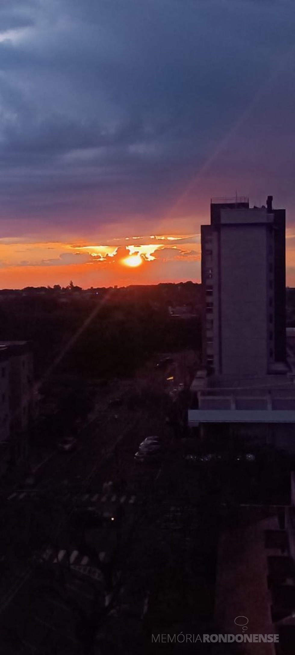|| Pôr do sol na cidade de Marechal Cândido Rondon, em 28 de agosto de 2025.
Imagem: Acervo e crédito da professora rondonense Sandra Regina Lui - FOTO 22 -