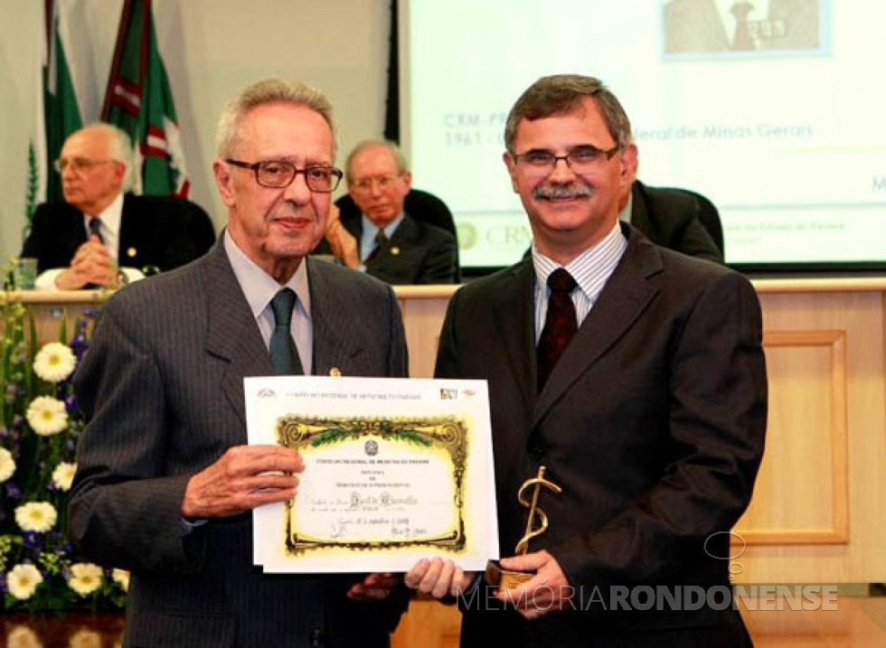 || Dr. Joel de Carvalho (e) recebeu o Diploma de Mérito Ético-Profissional em 2011, das mãos do Dr. Linhares.
Imagem: Acervo do Conselho Regional de Medicina do Paraná - Foto de Luiz Augusto Costa - 13 -