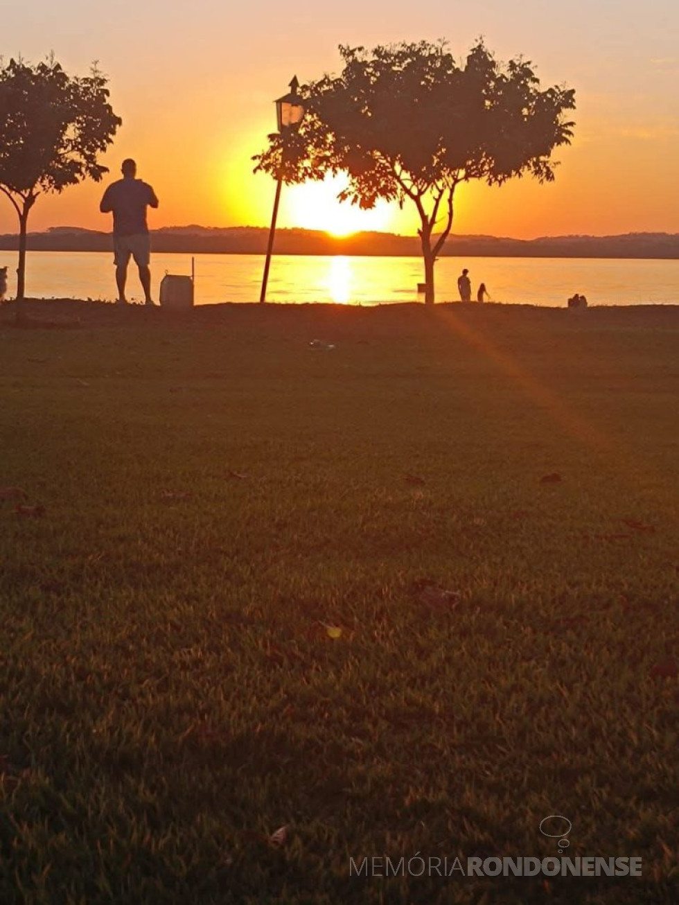 || Pôr do sol junto ao Parque de Lazer Annita Wanderer, na sed distrital de Porto Mende, Marechal Cândido Rondon (PR), em 17 de agosto de 2025.
Imagem: Acervo e crédito pessoal do bombeiro rondonense Paulo Cordova - FOTO 30 -