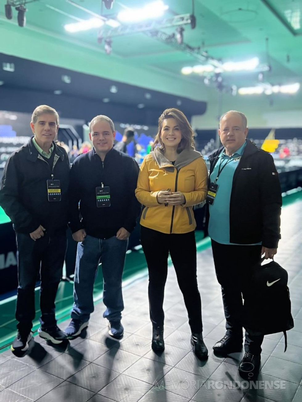 || Ellen Raffagnin Andreola, do Rafain Palace Hotel & Convention, recepciona grandes nomes nacionais do tênis de mesa: Alaor Azevedo (1º à esquerda) (vice-presidente da ITTF – Federação Internacional de Tênis de Mesa e assessor esportivo da CBTM – Confederação Brasileira de Tênis de Mesa),
Edimilson Pinheiro (Competition Manager do WTT – World Table Tennis), e André Silva (vice-presidente da CBTM).
Imagem: Acervo do hotel mencionado - FOTO 32 -