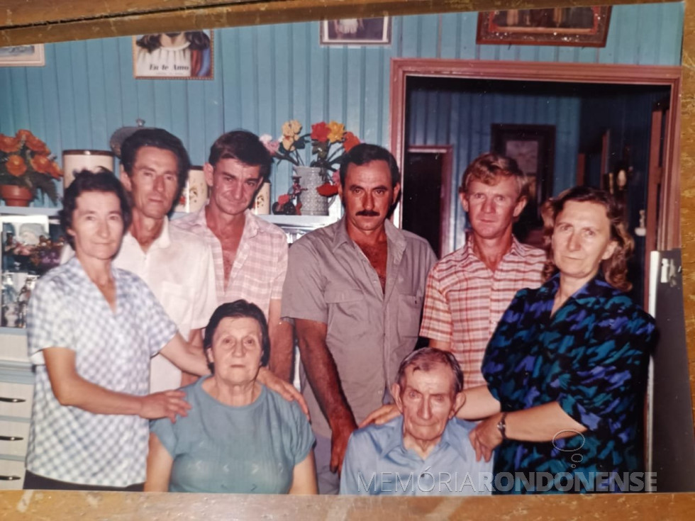 Casal pioneiro casal Carolina (nascida Rothmann) e Domênico João Cemin e filhos, que chegou de mudança em Marechal Cândido Rondon, em agosto de 1954.
Imagem: Acervo do Anildo Cemin - FOTO 3 -