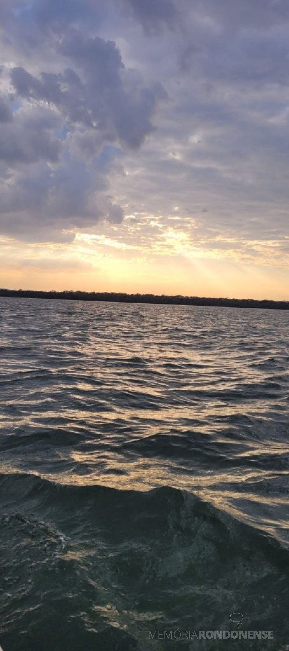|| Pôr do sol em Marechal Cândido Rondon, no distrito de Porto Mendes, em 13 de setembro de 2025, clicado junto ao Lago de Itaipú pela pioneira e professora rondonense Ilda Bet - FOTO 23 -
