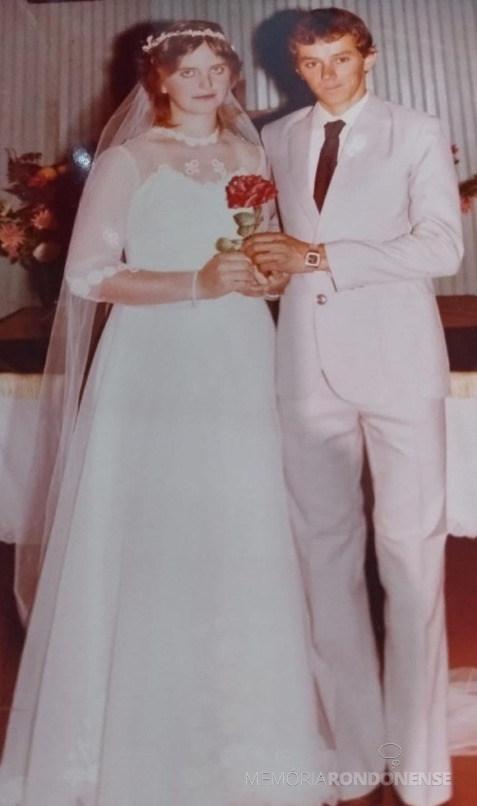 || Jovens rondonenses Argélia Kappel e Lauri Notter que casaram quem junho de 1983.
Imagem: Acervo de Maiara Notter Lindner. - FOTO 11 -