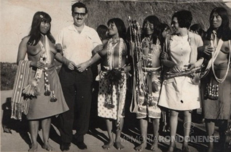 || Rogério de Oliveira e esposa com um grupo de indígenas, em Assunção, Paraguai, ele que tomou posse como presidente do Lions Club de Marechal Cândido Rondon, em final de junho de 1970.
Imagem: Acervo da pioneira rondonense Irica Kaefer - FOTO 10 -