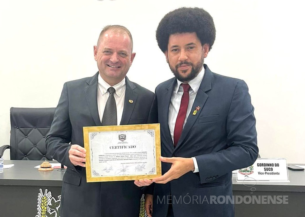 || Empresário rondonense Roberto Afonso Thomé, homenageado pela Câmara de Vereadores, ladeado pelo vereador Fernando Nègre (d), ems etembro de 2025.
Imagem: Acervo CM-MCR - crédito de Cristiano Marlon Viteck - FOTO 15 -