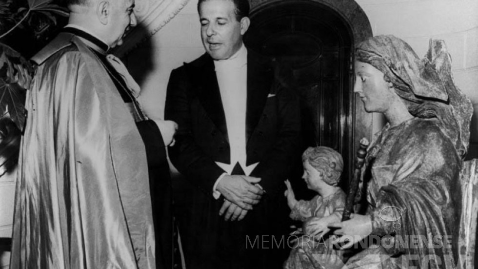 || João Goulart entrega a estátua de Nossa Senhora de Montserrat a um cardeal da Cúria Romana, como presente para o Papa Paulo VI, em final de julho de 1963.
Imagem: Acervo Arquivo pessoal João Goulart, CPDOC / Fundação Getúlio Vargas, Brasil - FOTO 5 -
