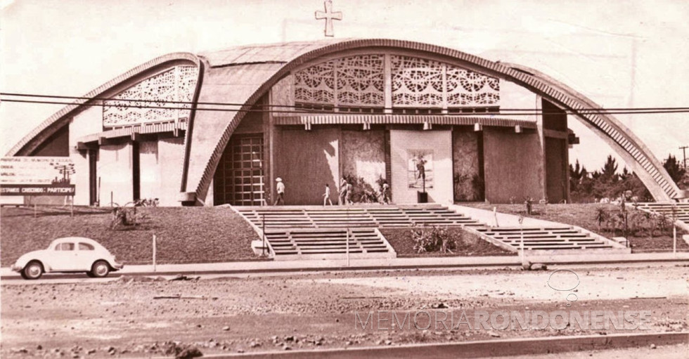 || Igreja São Cristóvão, de Cascavel (PR), em algum momento da década de 1970.
Imagem: Acervo Cascavel Histórica / crédito de Xico Tebaldi / Facebook - FOTO 5 -