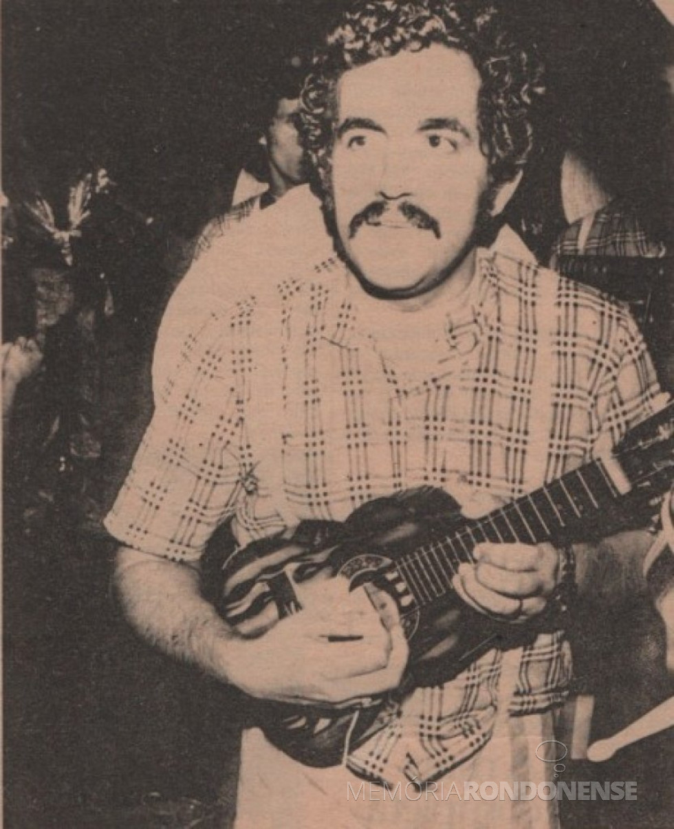 || Médico Melo que realizou o 1º implante de um marco passo num paciente na cidade de Marechal Cândido Rondon.
Na foto, o médico particpando do Carnaval rondonense de 1976, pelo bloco