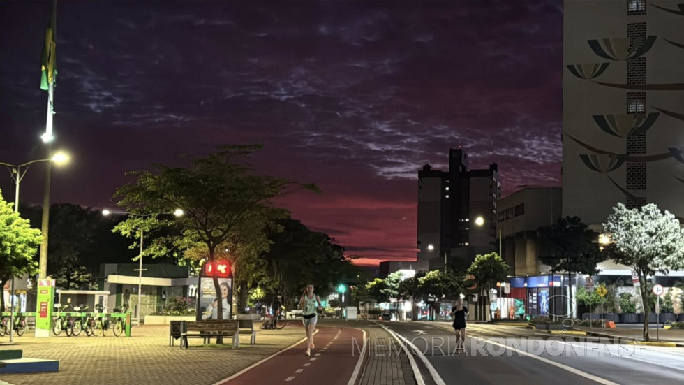 || Começo da noite na cidade de Cascavel (PR), em 01 de setembro de 2025.
Imagem: Acervo e crédito de Ailton Santos / Tarobá Cascavl / Facebook - FOTO 43 -