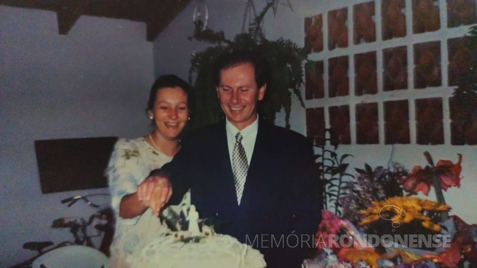 || Casal Maria Cleonice Sphor e Moacir Luiz Froelich que oficializaram o casamento no Brasil, em agosto de 1998.
Imagem: Acervo do casal - FOTO 22 -