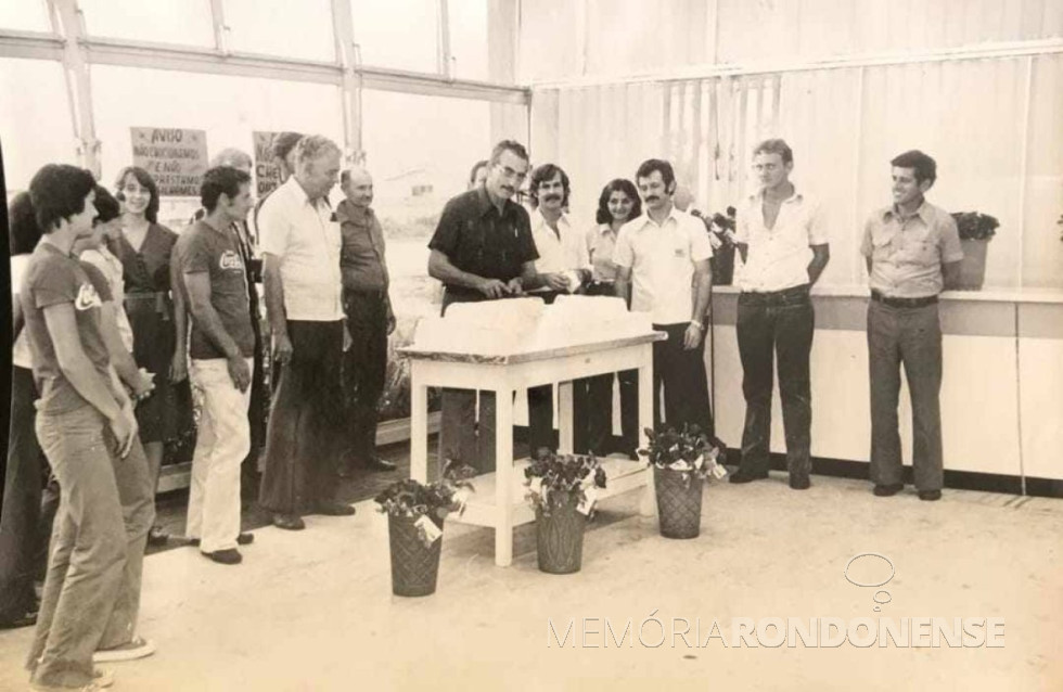 || Amadeo Piovesan, presidente da então Cooperavale, cortando o bolo do 1º aniversário de inauguração do supermercado da cooperativa, em dezembro de 1978.
Imagem: Acervo