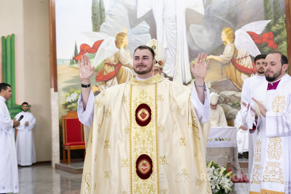 || Marcelo Luiz Dalmagro, ordenado sacerdote em outubro de 2025.
Imagem: Acervo Catedral Metropolitana de Cascavel - FOTO 33 -