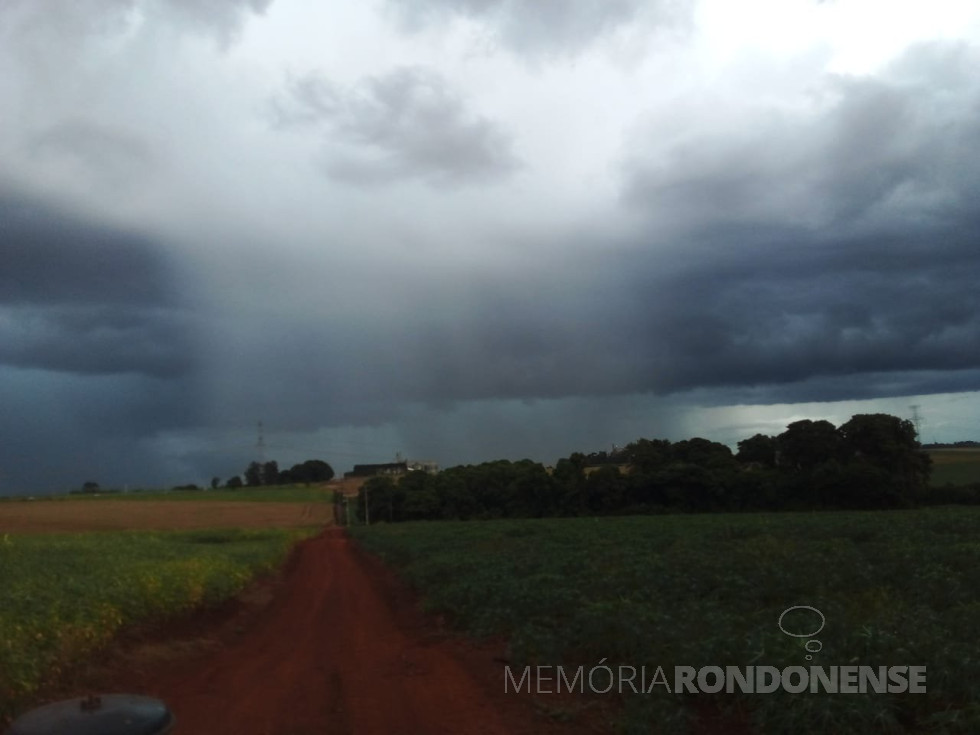 ||Aproximação das chuvas na manhã de 12 de outubro de 2025, fotografado desde a Linha São Luiz, divisa entre os municípios de Marechal Cândido Rondonm pelo pioneiro Eli Marcon - FOTO 25 -