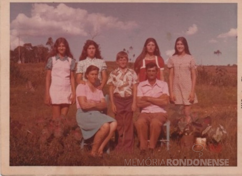| Casal pioneiro Enaldo Azilio Tonezer com as filhas, da esquerda à direita, Neusa, Andair, Irse e Renedir, e o filho Dante Roque, que chegou de mudança em Marechal Cândido Rondon, junho de 1969.
Imagem: Acervo da Família - FOTO 4 -