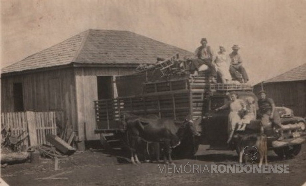 || Família Neils ao chegar de mudança em Marechal Cândido Rondon.
Em cima do caminhão, o pai, a mãe, filho Nelson. 
Sentados: Eroni, Hildegard e Nilo Speier, condutor do caminhão.
Imagem: Acervo de Hildegard Neils - FOTO 5 -