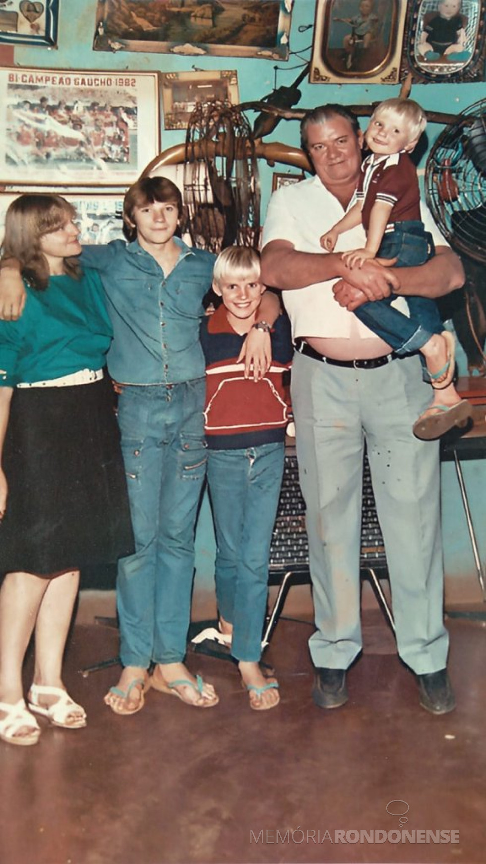 || Casal Nucilda e José Balduíno Kist cpm os filhos Carmo, Dorivaldo e Moranei.
Imagem: Acervo de Carmo Kist - FOTO 6 -