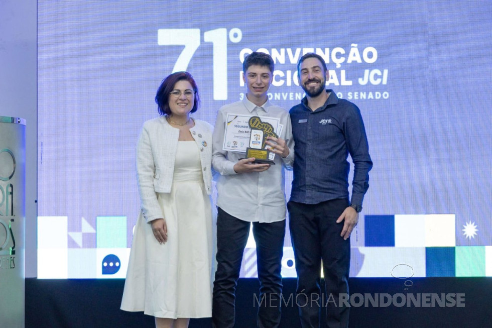 || Aluno Miguel Moro Sandmann com o troféu de vice-campeão do concurso nacional de Oratória nas Escolas, em outubro de 2025, ladeado por Jéssica Kalyany Cazarin, coordenadora regional do Projeto Oratória nas Escolas da JCI Brasil , e Wilson Zacaron, diretor nacional do referido projeto.
Imagem: Acervo Rui Barbosa Comunicação - FOTO 36 -