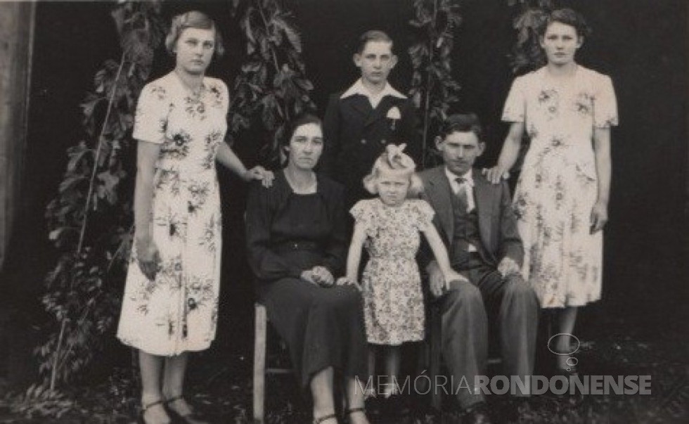 || Pioneiro rondonense Fernando Neils com a esposa e filhos, ele falecido em junho de 1972.
Imagem: Acervo de Hildegard Neils - FOTO 9 -