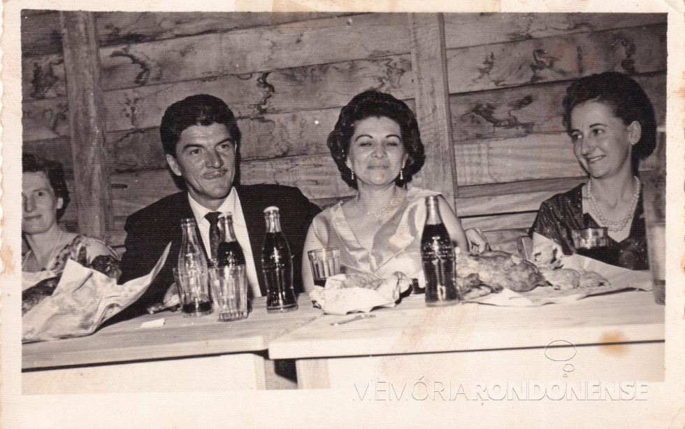 || José Dalla Pasqua e esposa, ele nomeado prefeito interino de Medianeiro, em agosto de 1960.
Imagem: Acervo Aruivo Público do Paraná - FOTO 7 -