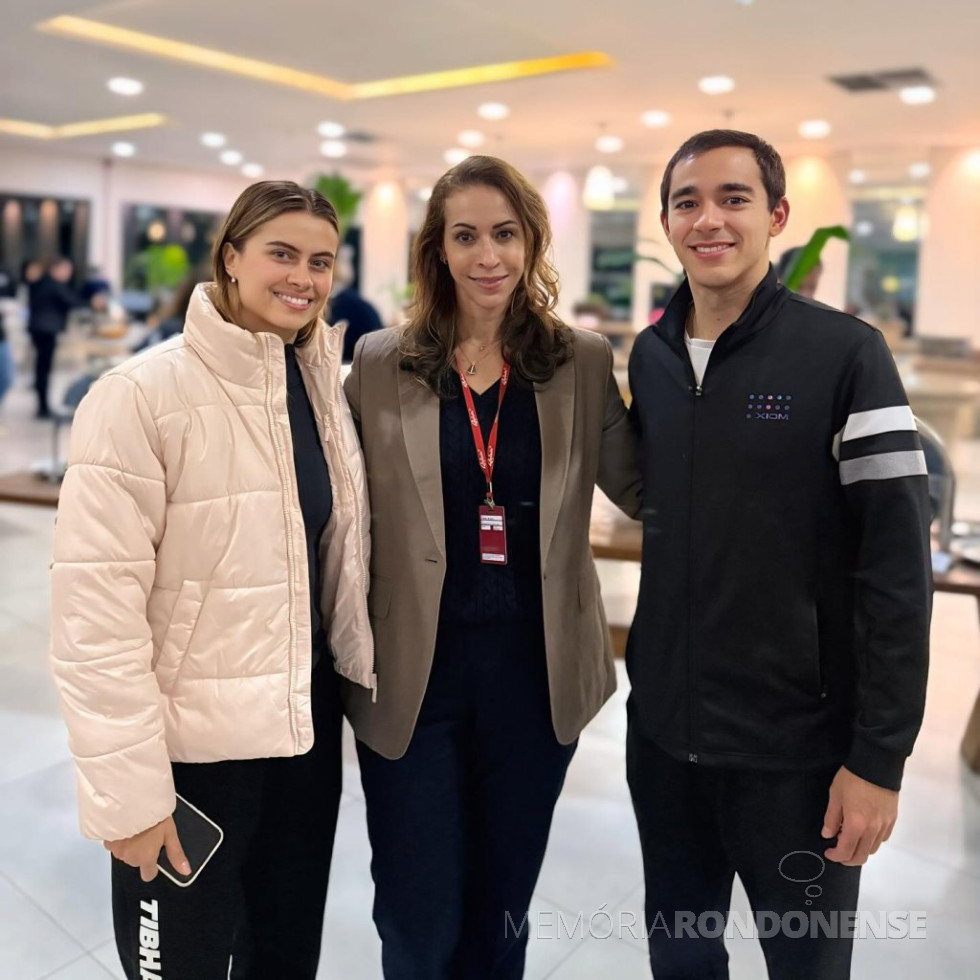 || Wanessa (c), gerente comercial do Rafain Palace Hotel & Convention, de Foz do Iguaçu, com o mesatenista Hugo Calderano e sua namorada, a mesatenista brasileira Bruna Takahashi, durante o WTT, em agosto de 2025.
Imagem: Acervo do Hotel Citado - FOTO 35 -