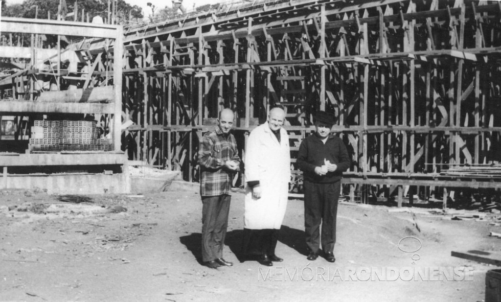 || Padre Luis Parolla, Dom Guido Tonetti¹ (c) e Dom Armando Cirio em visita as obras de construção da futuramente Catedral Metropolitana Nossa Senhora Aparecida. O registro é de 1970.
Imagem: Acervo Cascavel Histórica - FOTO 18 -
¹ Bispo italiano.