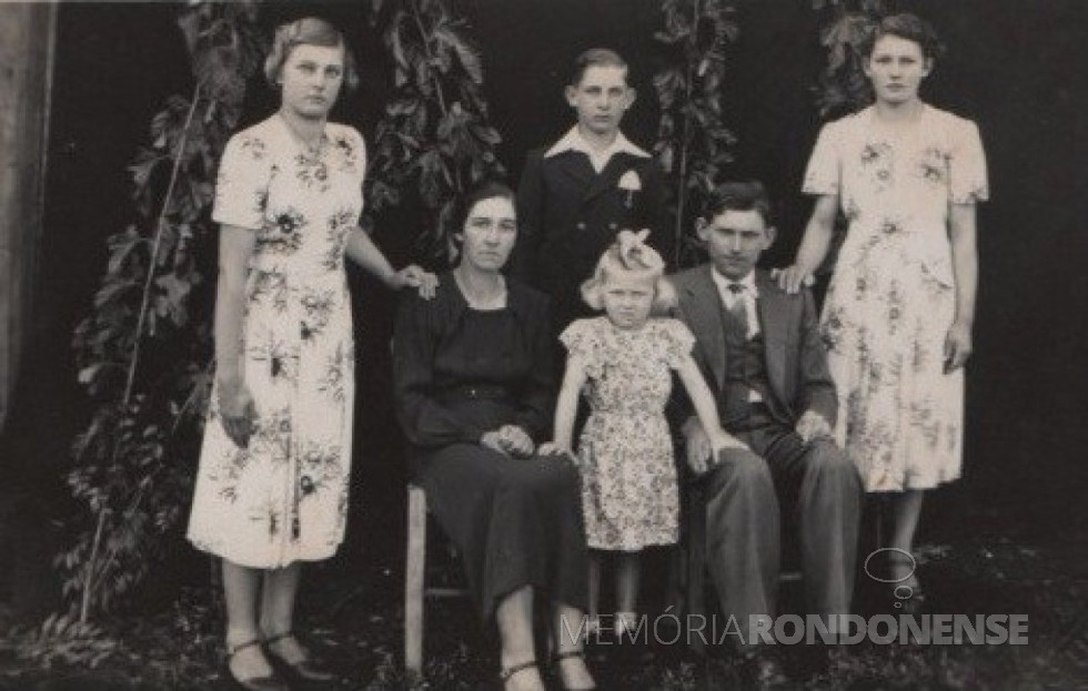 || Casal Elsa e Fernando Neils, com os filhos (da esquerda à direita) Hertha, Nelson, Eroni e Hildegard, que cheou de mudança em Marechal Cândido Rondon, em agosto de 1953.
* A filha Hertha não acompanhou a família por estar casada com Theobaldo Notter. Os dois vieram antes, no mês de junho.
Imagem: Acervo de Hildegard Neils - FOTO 4 -