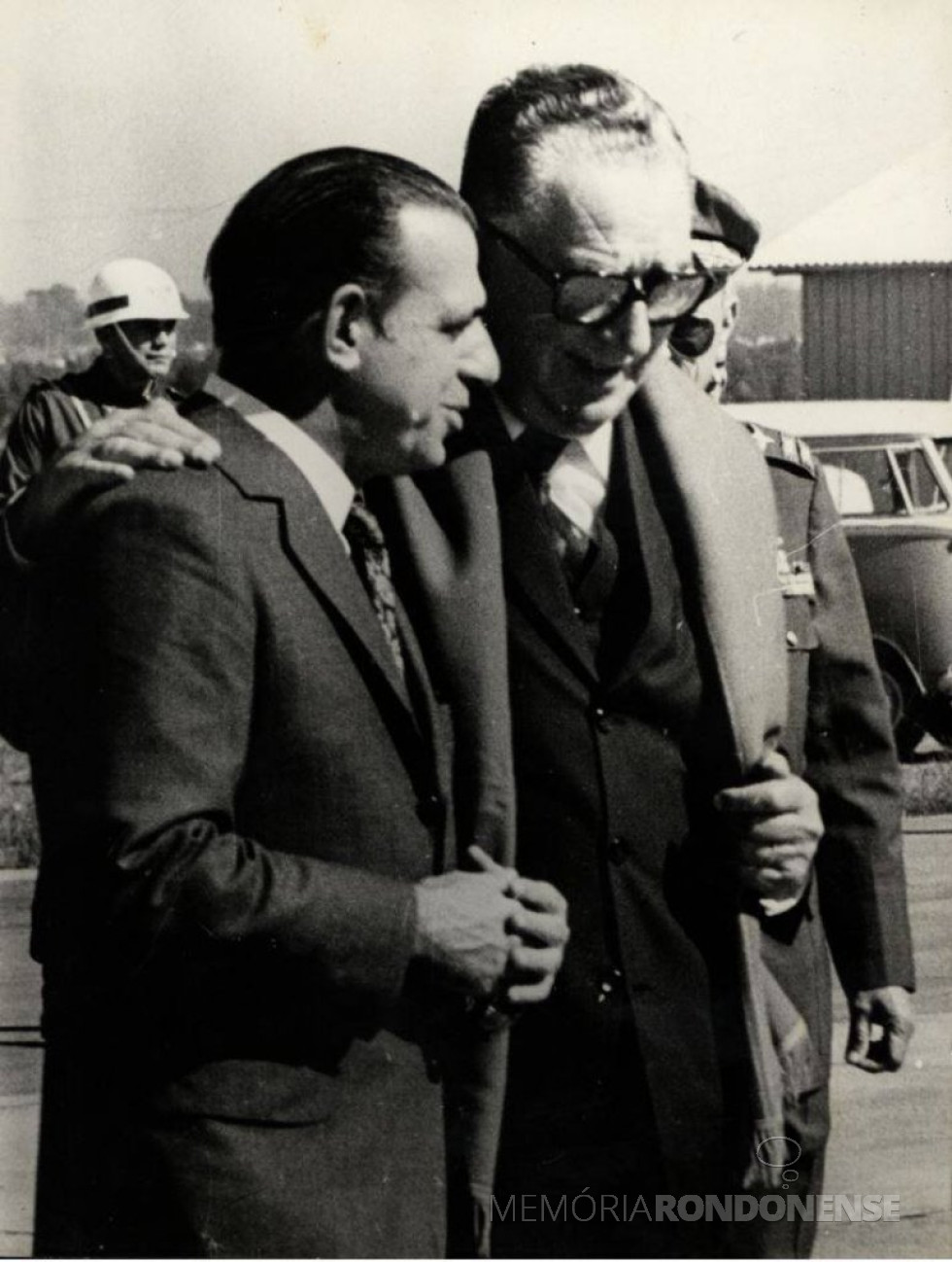 || Haroldo Leon Peres (e) na companhia do Presidente da República, general Emilio Garrastazú Médici.
Imagem: Acervo Fundo Fotográfico de Marechal Cândido Rondon - FOTO 6 -