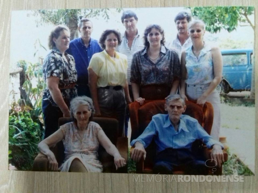 || Casal Aloicius e Hertha Mees, com seus filhos, que chegou de mudança em Marechal Cândido Rondon, em agosto de 1954.
Da esquerda à direita, filhos: Arlindo, Armando e Orlando; filhas: Selda, Eli, Venilda e Clair.
Imagem: Acervo Venilda Saatkamp - FOTO 1 -