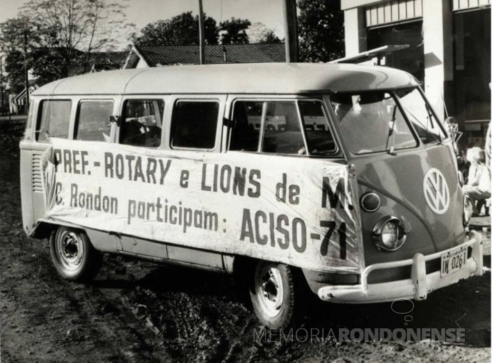 || Rotary e Lions Clubes de Marechal Cândido Rondon participando do ACISO 71. 
Imagem: Acervo Fundo Fotográfico de Marechal Cândido Rondon - FOTO 13 - 
