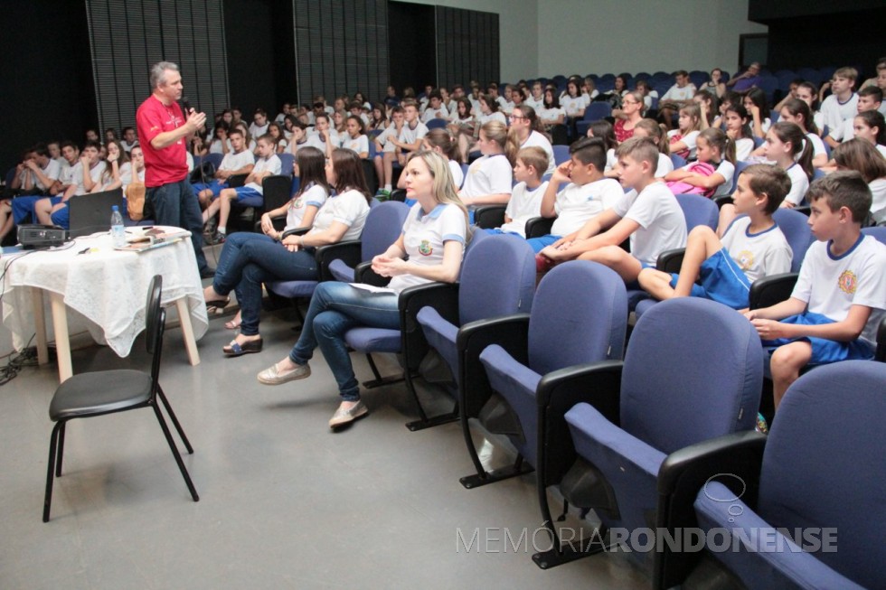 || Paulo de Oliveira palestrando para alunos da rede escolar do município de Pato Bragado. 
Imagem: Acervo Imprensa PM - Pato Bragado - FOTO 11 - 
