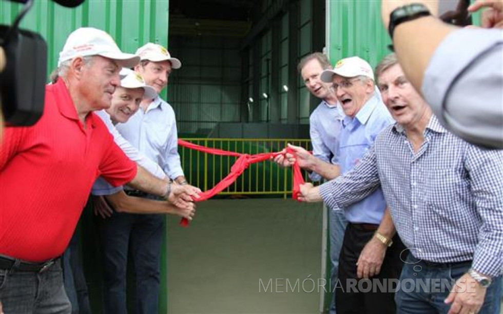 || Momento do desatamento da fita simbólica de inauguração da usina hidrelétrica da Cercar, junto ao Rio Guaçu, em 27 de março de 2015. 
Da esquerda a direita: Gelson Kroessin, do Conselho Fiscal da Cercar: engenheiro João Pletsch, da Cercar; deputado estadual Ademir Bier; 
Imagem: Acervo O Presente - FOTO 18 -