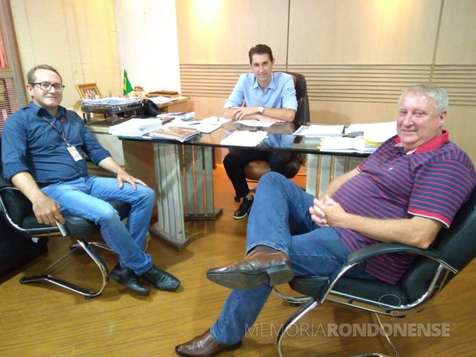 || Helio Dallgalo (e) gerente regional da Copel, em agenda com o prefeito municipal Marcio Andrei Rauber e vice-prefeito Ilário Hofstaetter comunicando o investimento da Copel numa nova estação na cidade., em janeiro de 2018.
Imagem: Acervo Imprensa - PM-MCR - FOTO 10 -
