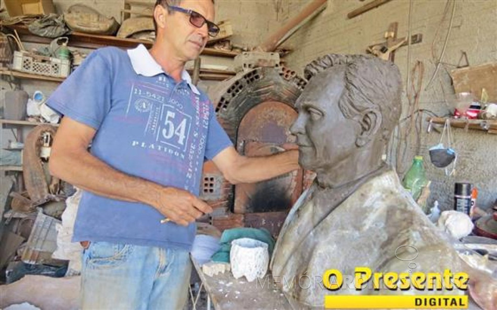 || Artista rondonense Sérgio Milton Munaretto, em seu atelier.
Imagem: Acervo O Presente Digital
Foto: Myreli Lins Weirich - FOTO 10 -