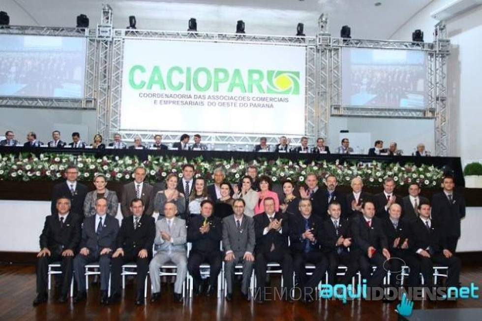 || Empresário Sérgio Marcucci e seus companheiros de diretoria e do Conselho Fiscal, posse em junho de 2014.
O empresário Sérgio Marcucci é o sétimo entre os sentados, da esquerda à  direita. 
Imagem: Acervo AquiAgora.net - FOTO 10 -