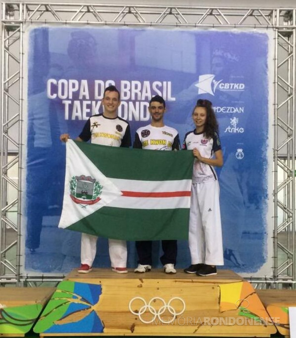 || Atletas rondonenses Pedro Alencar (centro) e Adriana Krummenauer, em dezembro  de 2018. 
O atleta rondonense, à esquerda, não identificado. 
Imagem: Acervo Imprensa PM-MCR - FOTO 22 - 