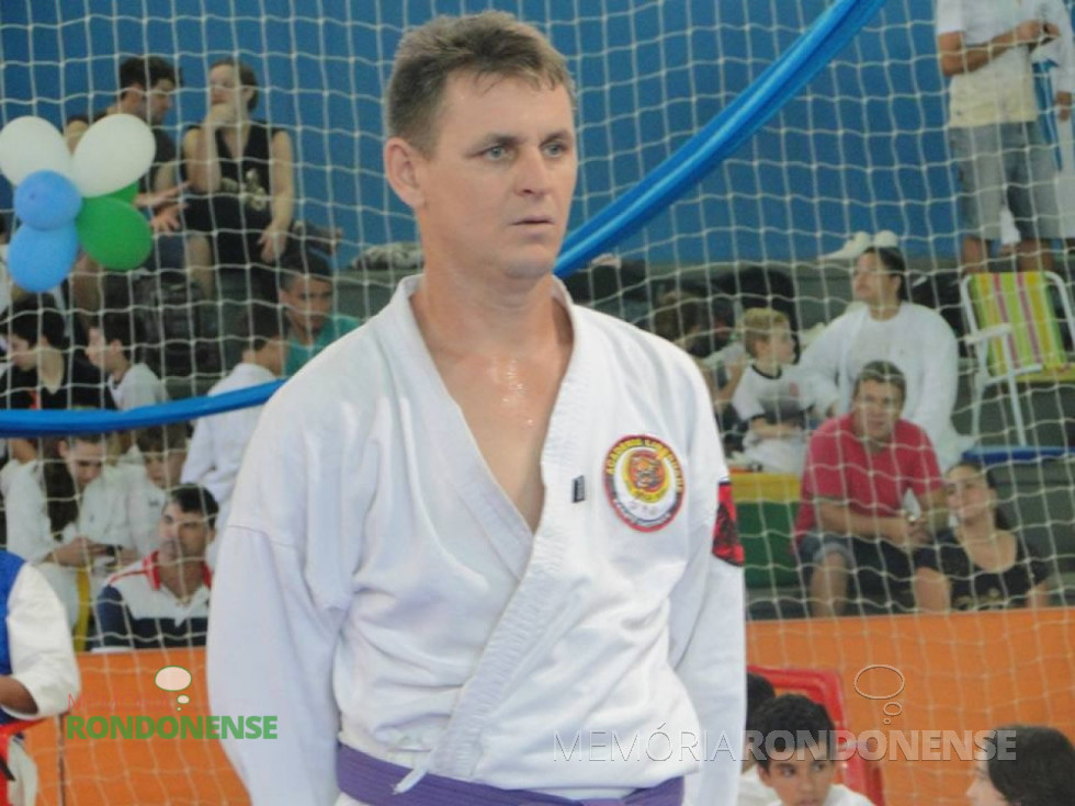 || Atleta Ivo Matte que conquistou o vice-campeonato nas categorias kata e kumite de Karatê durante o Campeonato Brasileiro de Karatê Interestilos 2015, na cidade de Indaiatuba, São Paulo, em novembro de  2015.
Imagem: Acervo O Presente - FOTO 10 - 