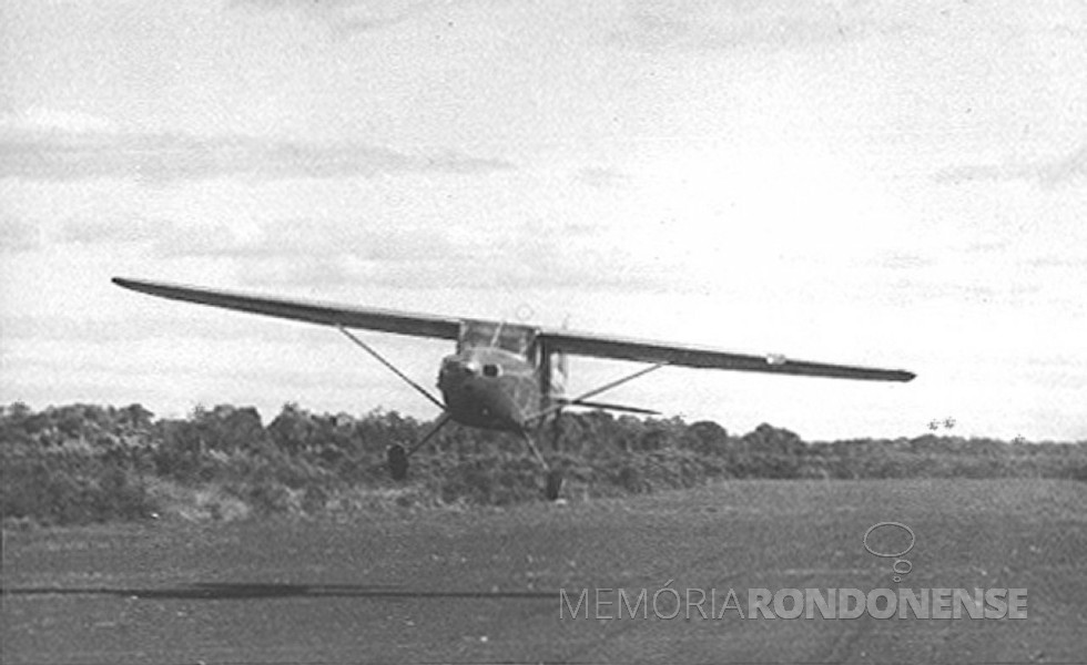 || Avião em decolagem no primeiro e atual aeroporto de Toledo, em 1953.  
É visível na imagem a pista de terra compactada.
Imagem: Acervo Família Seyboth - FOTO 6 - 