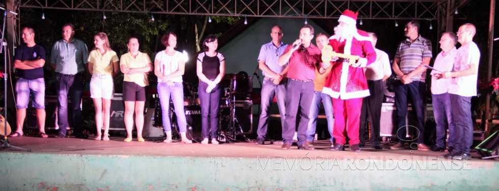 || Vice-prefeito Dirceu Anderle, de Pato Bragado, entregando simbolicamente a chave da cidade ao Papai Noel, em dezembro de 2018.
Imagem: Acervo Imprensa - PM-Pato Bragado - Crédito: Marili Besso - FOTO 14 -