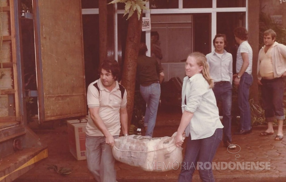|| Mantimentos angariados sendo carregados. Da esquerda à direita: 1º - Nenito Costa; 2º - não identificado; 3º - Elio Winter - diretor da Rádio Difusora; 4º e 5º - não identificados.
Imagem: Acervo Memória Rondonense - FOTO 7 -