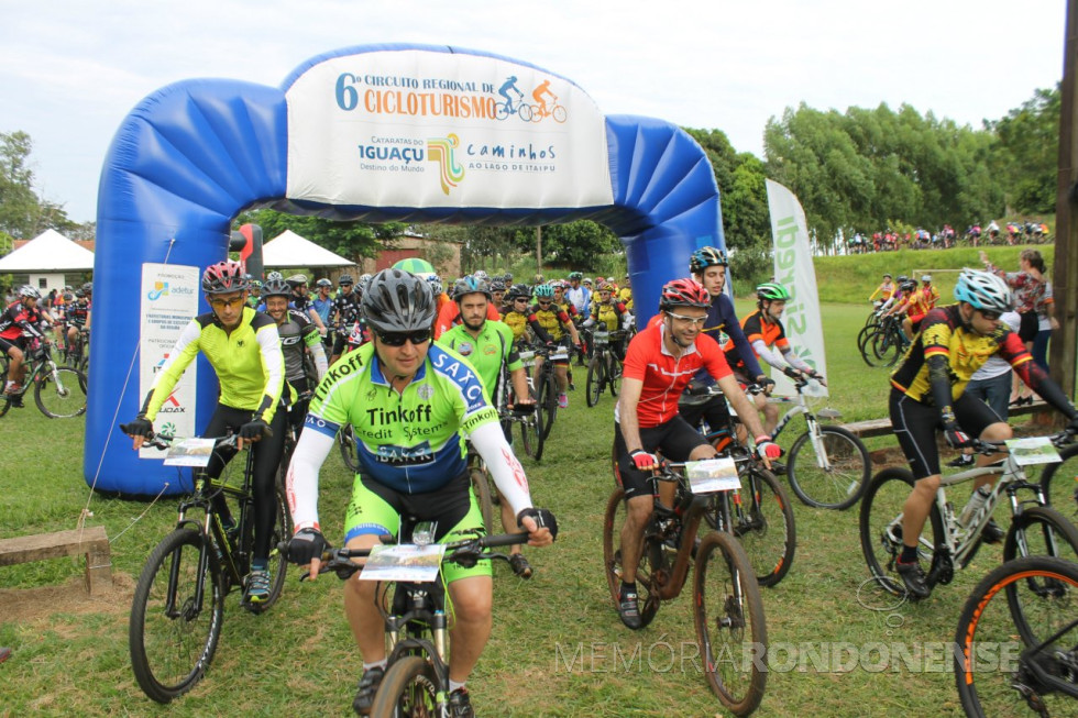 || Largada da etapa de Mercedes do 6º Circuito Regional de Cicloturismo, evento que aconteceu em abril de 2018.
Ao centro, de camisa verde (3º da esquerda a direita), é Cristiano Marlon Viteck; e a direita, de camisa laranja e capacete verde, é Gilson Scherer.
Imagem: Imprensa PM-Mercedes - FOTO 22 -