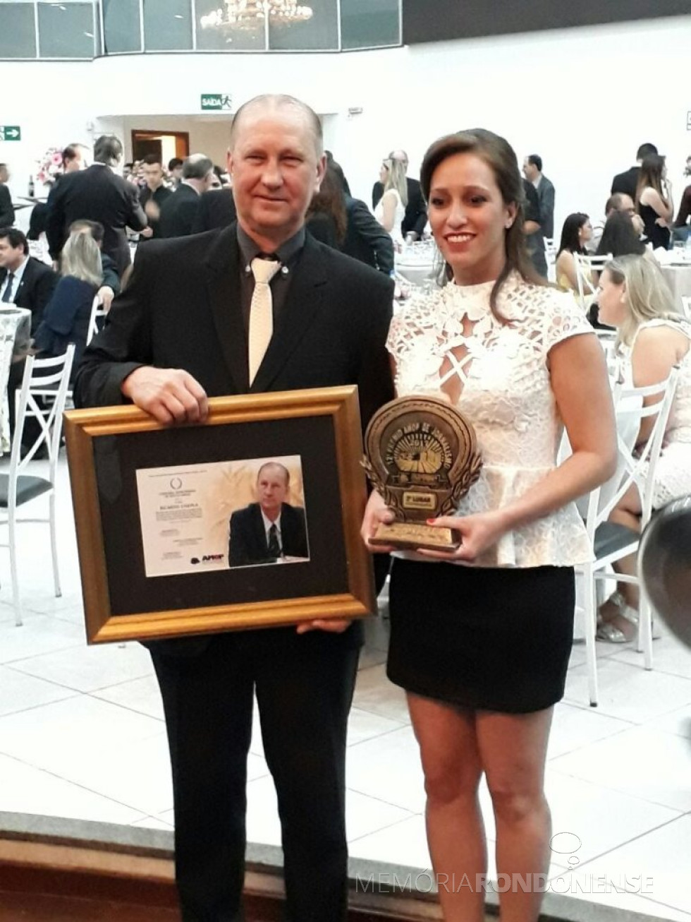 || Ricardo Silvio Chapla com a assessora de imprensa da Copagril, Carina Ribeiro, com o troféu de premiação na categoria fotojornalismo do Prêmio Amop de Jornalismo 2017.
Imagem: Acervo Copagril - FOTO 23 -